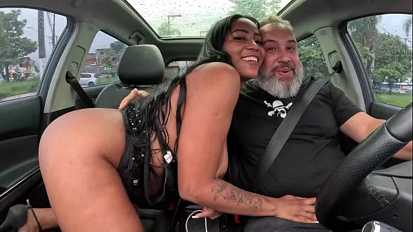 A mulata grandona peituda e rabuda carioca vem dar o cú na carona - Leticia Barberino