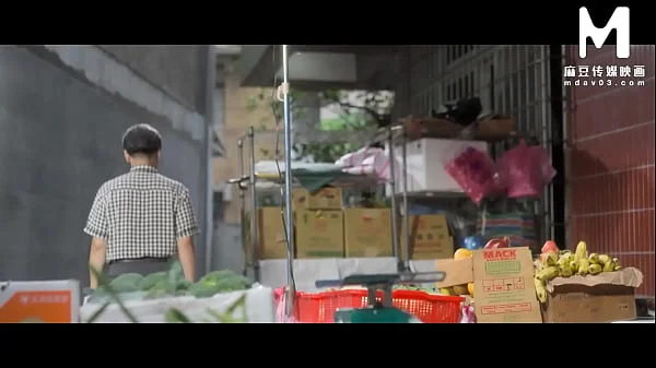 ModelMedia Asia - Newlywed wife cheats on her husband in the toilet with the gruff owner of a vegetable stall