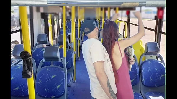 Estudande sendo encoxada por velho no onibus em público!