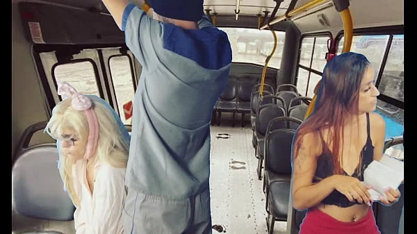 Trabalhador tira pau pra fora e encoxa mulheres dentro do ônibus em público!
