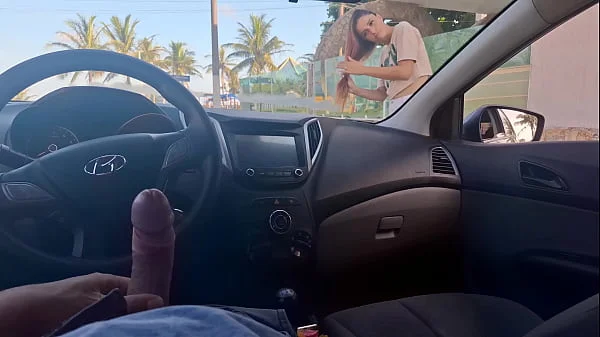 Mostrei meu pau pra novinha na rua em público arriscado ela gostou!