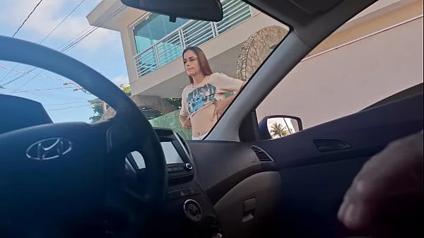 Mostrei meu pau pra novinha na rua em público arriscado ela gostou!