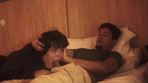 Mi hermanastro me mete su pene en mi boca mientras estamos acostados,no tuvo piedas con mi boquita y me la lleno de leche tratandome como su putita