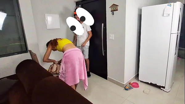 Safada sozinha em casa recebe motoboy só de toalha de banho!