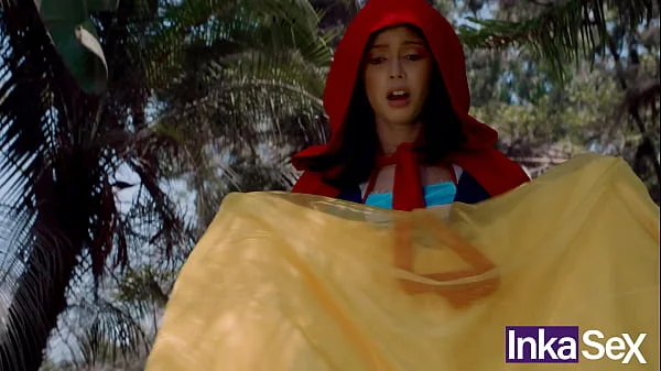 Blanca Nieves se pierde en el bosque y es follada por los 7 enanos.