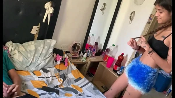 Estaba en mi habitacion masturbandome y mi hermanastra llega con deseos de follarmela bien rico HISTORIA COMPLETA