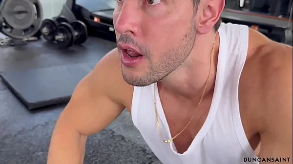 Insane bubble butt girl at the gym