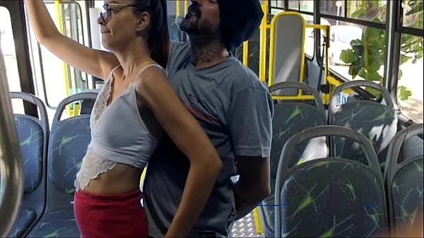 Estudante é encoxada e fudida por um estranho dentro do ônibus!