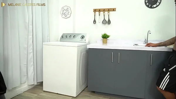 puta hermanastra le coquetea a su hermanastro para comerse su gigante verga - Melanie Caceres & Tommy Verga