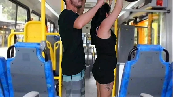 Morena tateando no ônibus