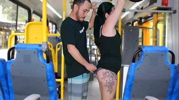 Morena tateando no ônibus