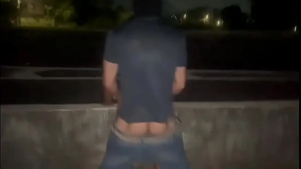 ESPOSA MALHANDO NA RUA A NOITE FAZ SEXO AMADOR NA RUA