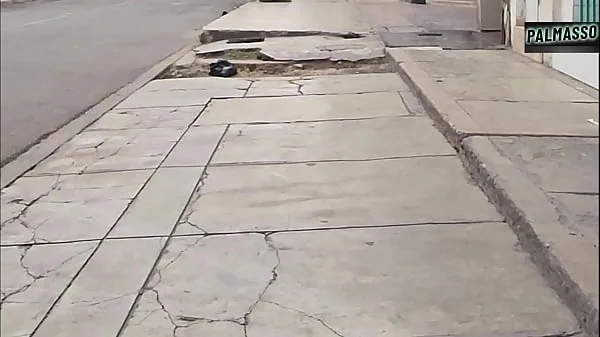 Extranjera, gordita, culona y tetona, recién llegada, me muestra sus tetas para conseguir trabajo. Luego nos encontramos en la calle para ir a un hotel a coger.
