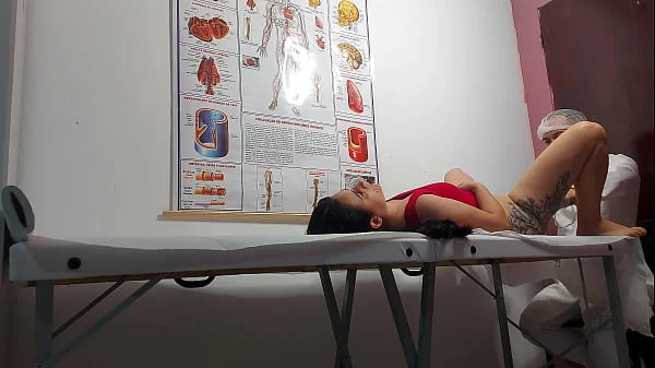 Ginecologista enfia dedo no cu e fode paciente!