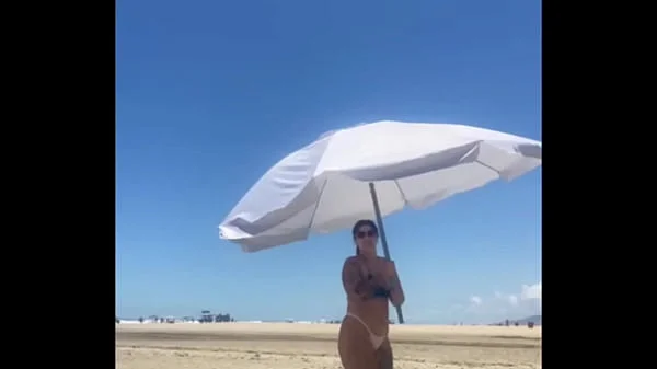 Deixei o novinho pegar na minha Buceta na praia e lógico que eu também peguei no pau dele