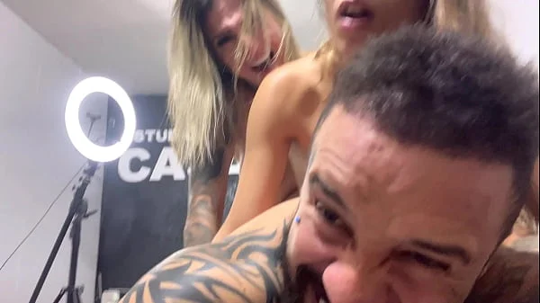 Aquela foda gostosa a três e todos sentindo um tesão diferente do outro ! A buceta chega pulsa na hora de gozar muito
