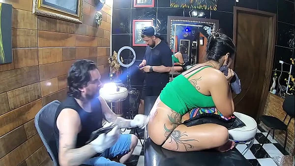 Vloog Essa Morena Tatuou a Bunda e Fez a Tatuagem Igual da Cantora Anita