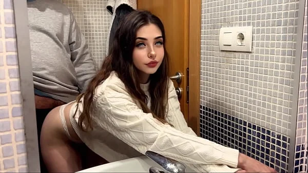 sexo duro con mi jefe en el baño, queda todo grabado