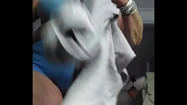 Oma neukt harige kut met komkommer