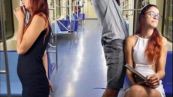 Safada estudante deixa estranho encoxar sua bunda em público!