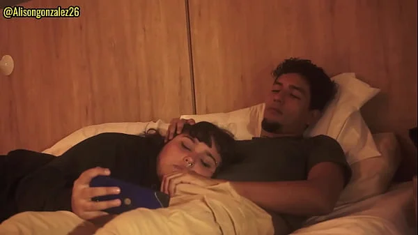 Mirando Netflix con mi hermanastra pero no pude evitar meter mi pene en su boca, casi nos descubren!!