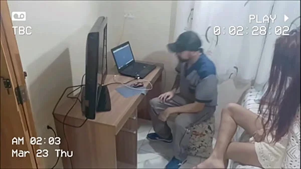 Safada dona de casa recebe manutencista depravado!