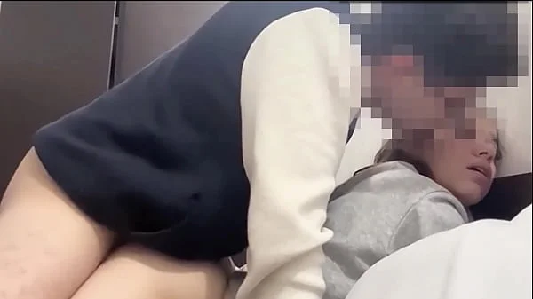 UNIVERSITARIA FLACA Y CALIENTE SACUDE EL CULO SOBRE MI VERGA HASTA HACERME CORRER