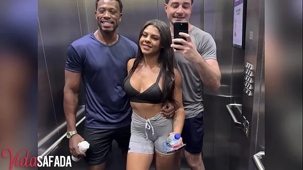 Nosso novo personal trainer é muito atencioso. deu uma aula de como foder a esposa após o treino.