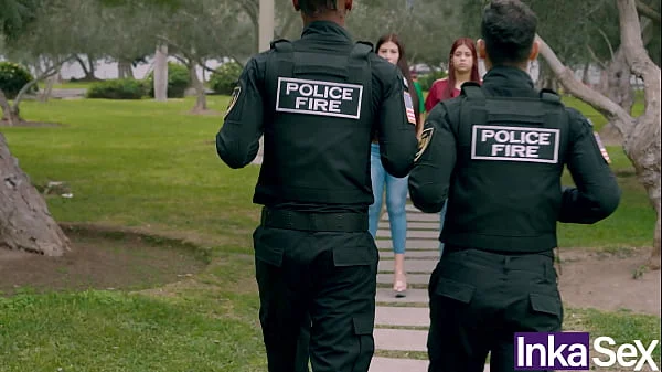 Madrastra Mexicana e hijastra Venezolana son folladas por el ano para no ser deportadas .