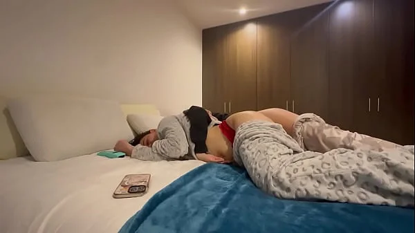 La empleada de mi esposo me toca en el baño y en la noche me pega su culo de lesbiana rica, cuando mi marido no esta...