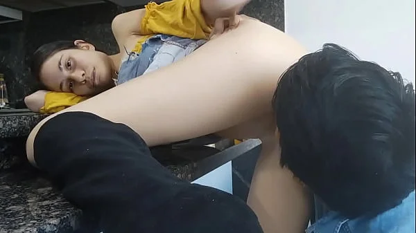 Mi vecina cachonda se deja coger en su casa / porno casero