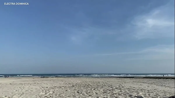 Olha oque essa putinha fez na praia, fiquei de pau duro