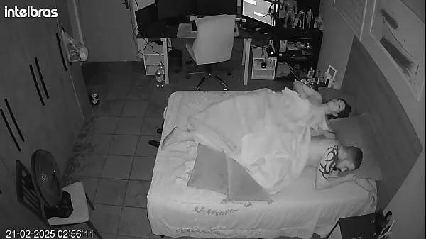 Eles fingem esquecer a câmera como loucos no quarto