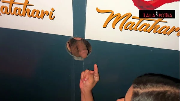 Fui no Gloryhole e achei um pau gostoso, grande e grosso, dei gostoso na frente do CORNO mas o outro, pequeno e parecia uma mata atlantica!!!