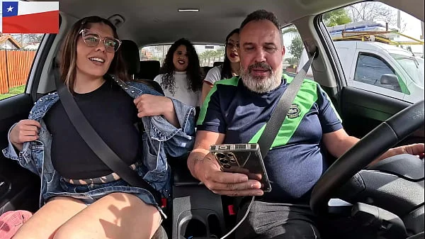 A modelo Infinitha pegou uma carona em Santiago do Chile mamou nas ruas da cidade