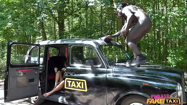 NO WAY  She Sucks his Big Black Cock when the Traffic Lights Go Red - VIRAL - Female Fake Taxi