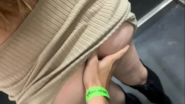 Sexo público en el ascensor después de la fiesta con mi amiga. Nos descubren!