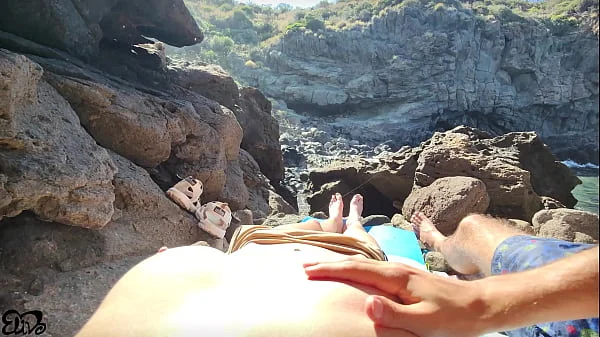 Sesso selvaggio tra gli scogli, dove nessuno può vederci!