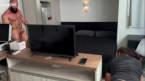 Corno flagra mulher com personal e assiste tudo