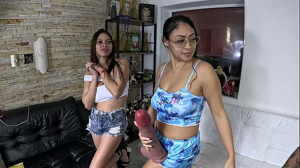 As meninas se divertem com o brinquedo gigante