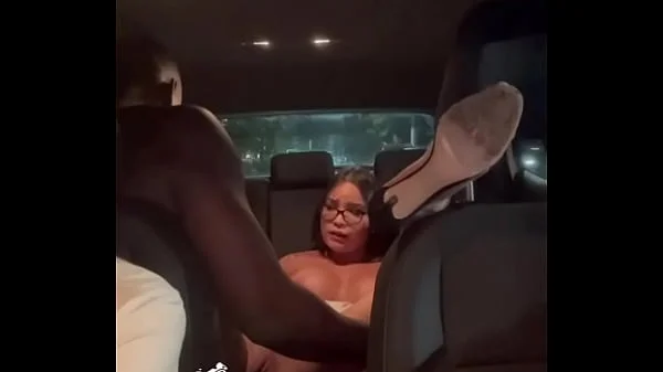 Motorista de Uber fode asiática casada gostosa enquanto o corno dirige e assiste sua esposa sendo arregacada pelo negão sem camisinha