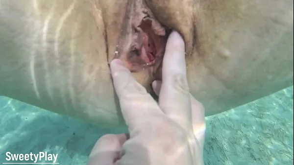 Open pussy creampie underwater, cum inside