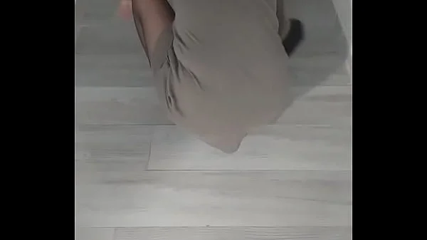 Turbanli naylon çoraplı olgun kadın yerleri siliyor