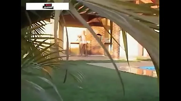 Loira novinha gostosa e flagrada por câmera escondida trepando na chácara. Sexo amador real. Sexo oral e anal.