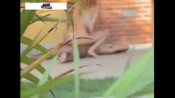 Loira novinha gostosa e flagrada por câmera escondida trepando na chácara. Sexo amador real. Sexo oral e anal.