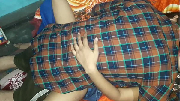 स्कूल गर्ल का सेक्स कैमरे पर दोस्त के साथ