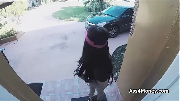 Pizza delivery girl fucks for cash on video