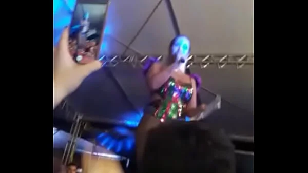 Valesca Popozuda mostra a buceta em show