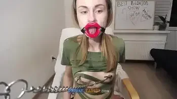 Любительница жесткого секса riderkelly сосет силиконовый пенис со спермой на лице