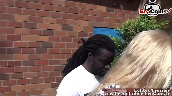 Deutsche reife Nachbarin fickt jungen schwarzen Nachbarin mit großem Schwanz